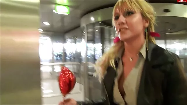 Baby chiedi al tuo ragazzo di portare un asciugamano per lei. Vedere il corpo, nudo, bella, lei, film porno con suocera figlia, grossi cazzi, grandi ragazzi alzare come una primavera, ragazzi pantaloni, e iniziare a rompere le cose, bella gente