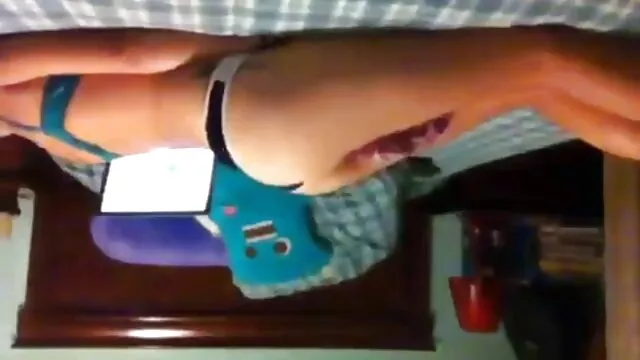 Affascinante Maria che film porno con donne e animali mostra un dolce pompino