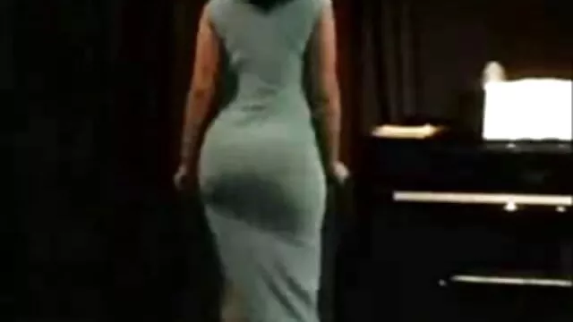 Boss vidio pono gradis scopa segretario sulla sua scrivania