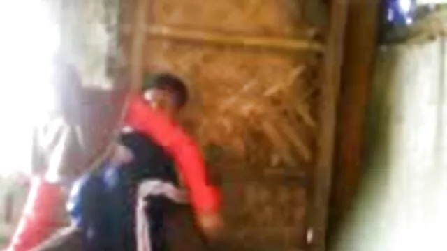 Giovane Eva Shanti succhia il cazzo trova un film porno bello