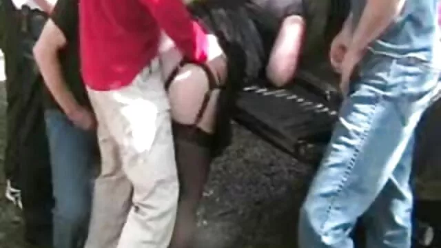 Tizio ha fatto filmati gratis porno una banda in una macchina con una bionda paffuto