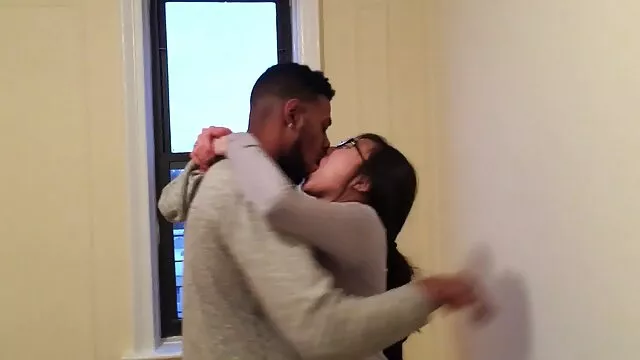 Cagna calda in leggings con un video a luci rosse gratis