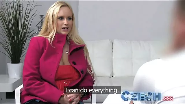 Una ragazza adulta seduta sul video sensuali gratis cazzo di un uomo e un dolce finale