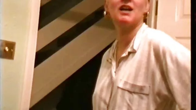 Procace studente scopa in vacanza con un video porno con animali domestici insegnante