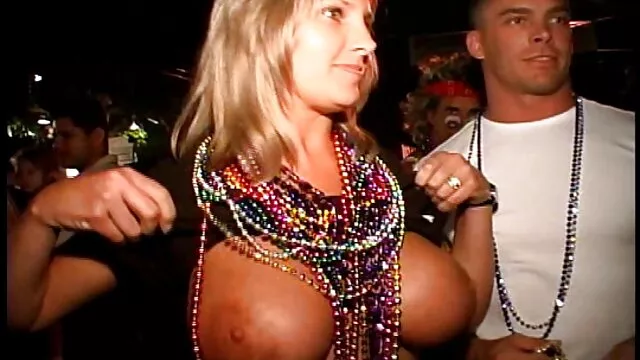 Una bruna carina si toglie le mutandine bagnate di lei massaggi erotici italiani e inizia a scopare su un cazzo