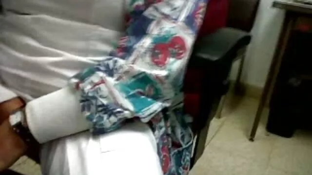 Giovane sexy studente usato a terzetto sesso con un person film porno ciccione