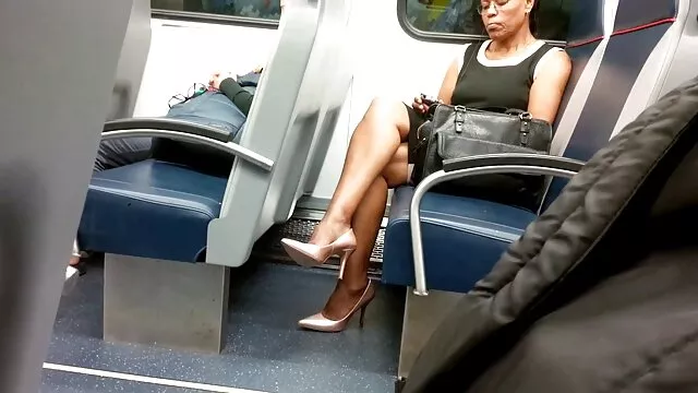 Una giovane lesbica bruna fa un film porno con ciccione massaggio e accarezza una dolce bionda