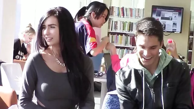 Bruna dai grossi seni scopa con videoporno hd gratis un ragazzo carino nella sua stanza