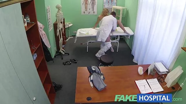 Babe succhia il cazzo e video porno sborrate in faccia carezze figa