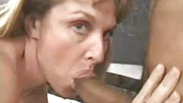 Maturo cagna in calze di film gratuiti hard salto su un cazzo