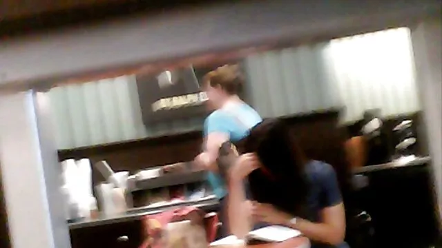 Una calda bruna con belle tette e rosa L. cercami un film porno sorella in stretto anale